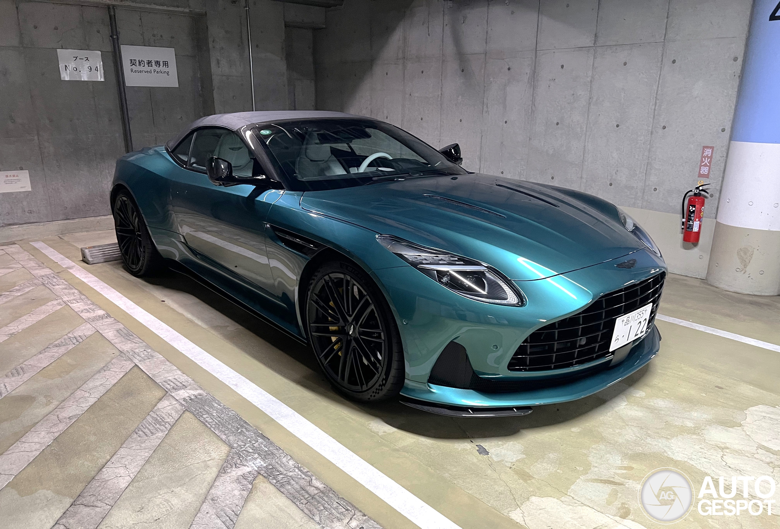 Aston Martin DB12 Volante