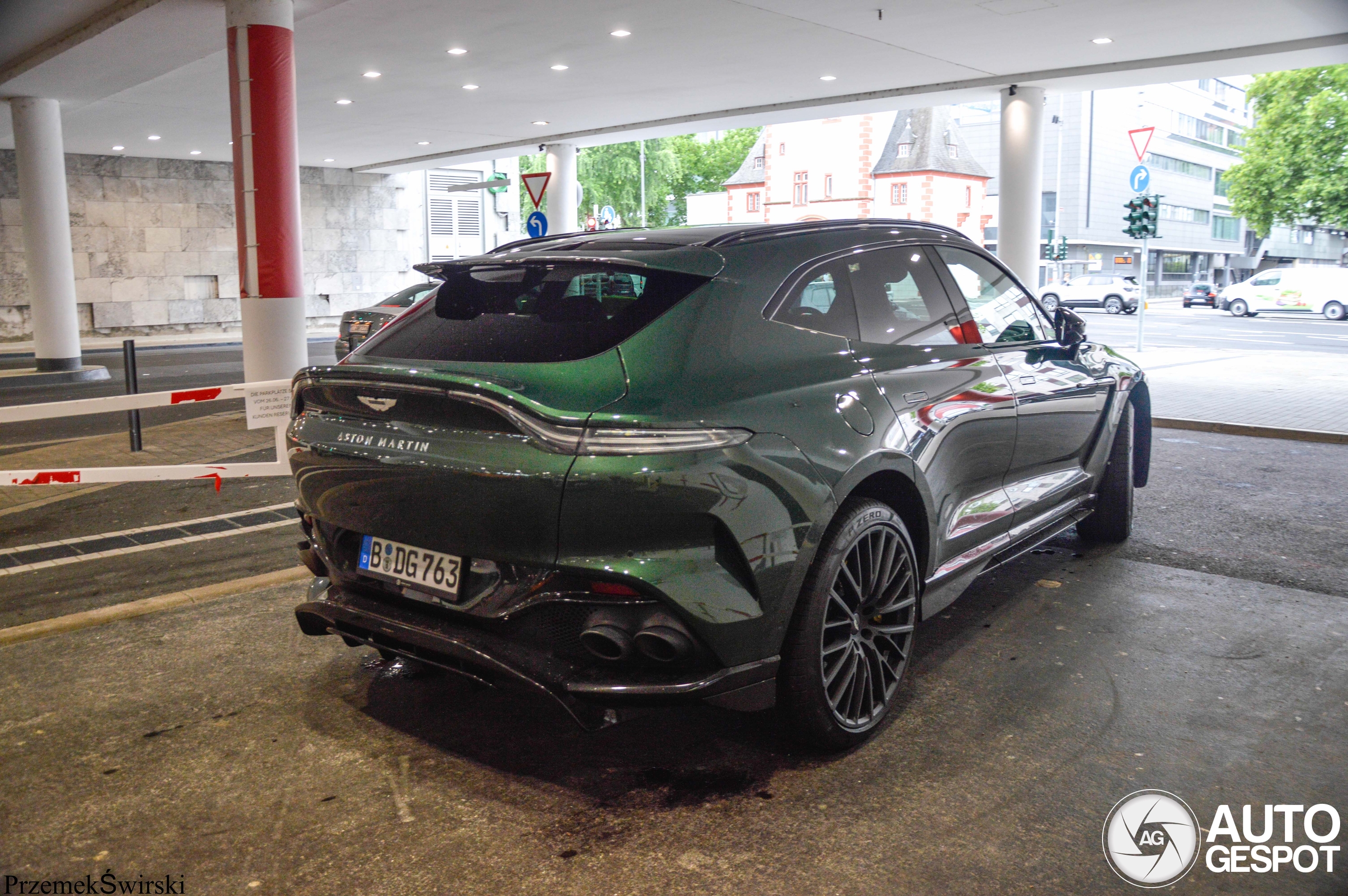 Aston Martin DBX707