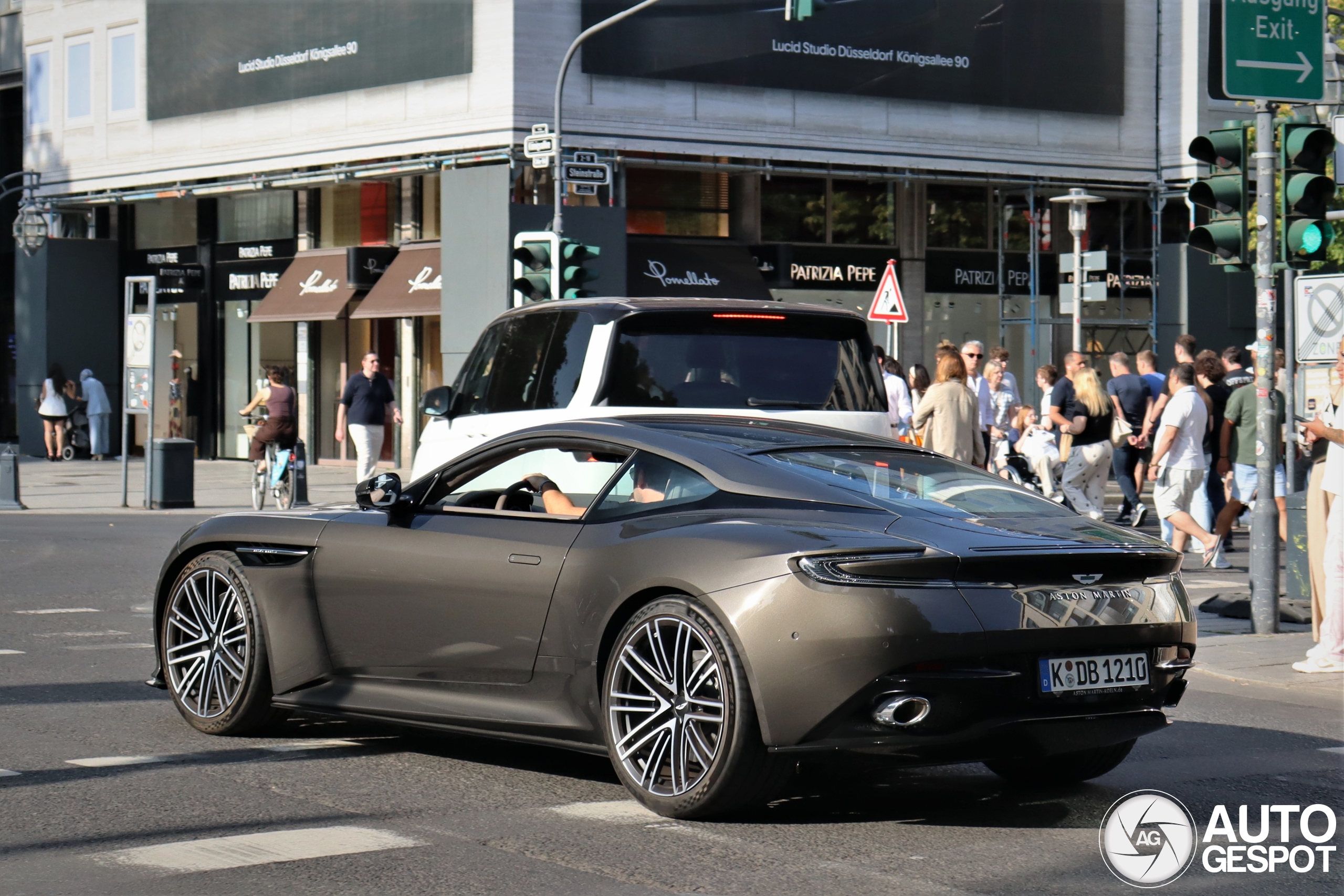 Aston Martin DB12