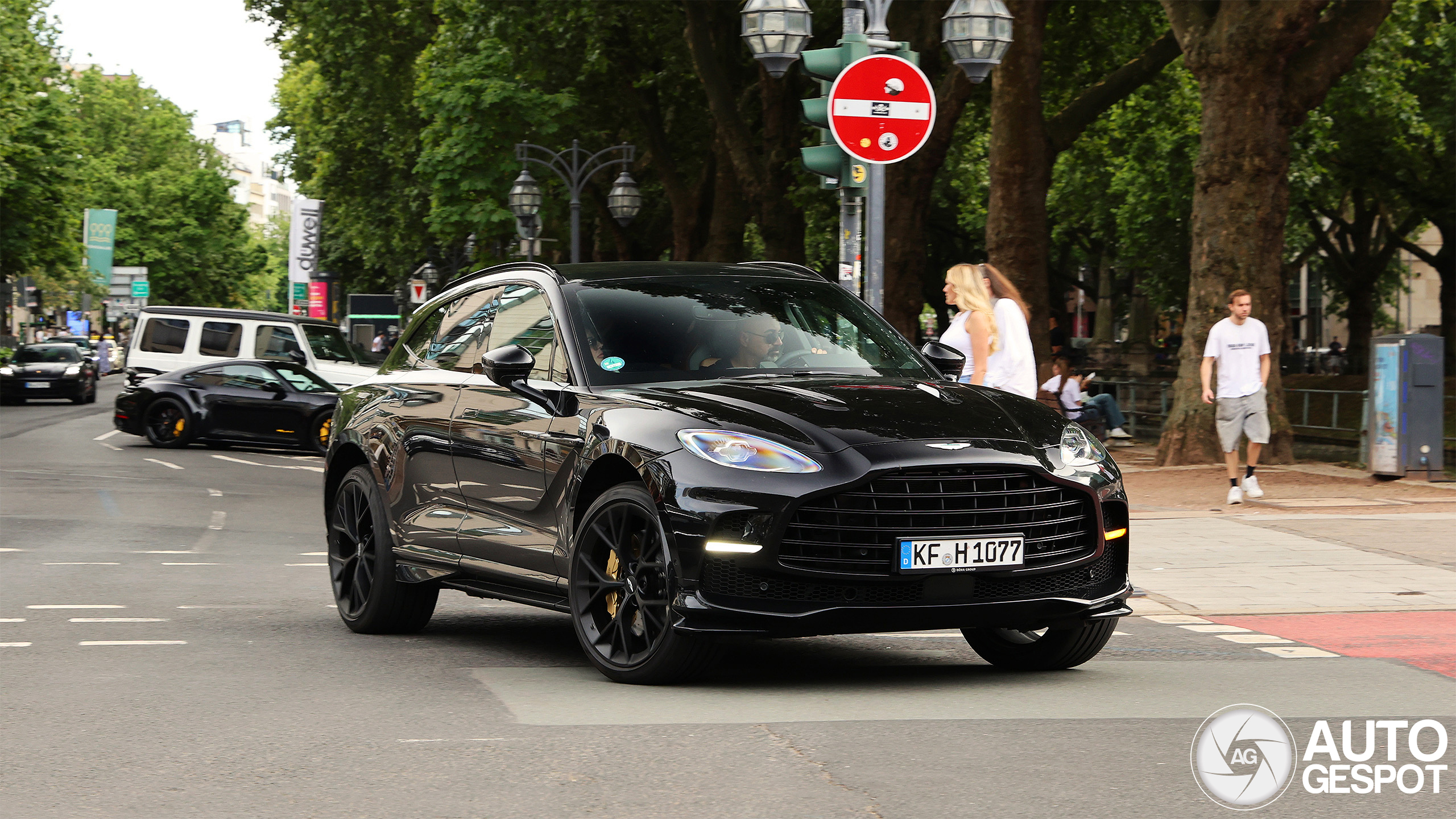 Aston Martin DBX707