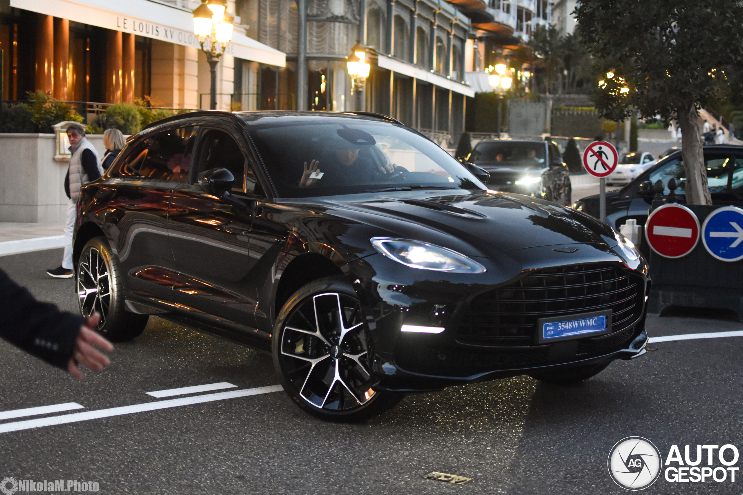 Aston Martin DBX707