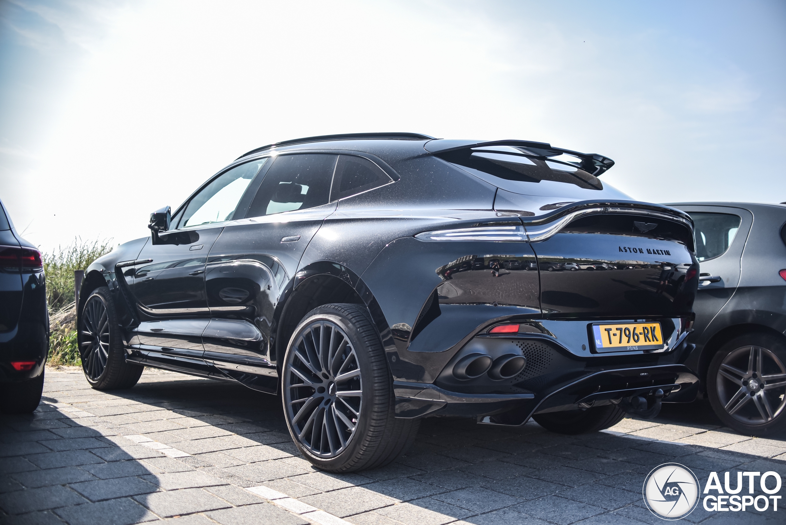 Aston Martin DBX707