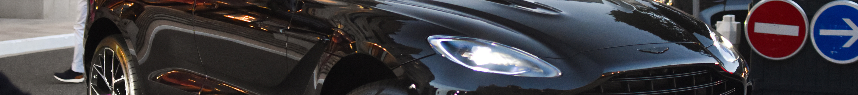 Aston Martin DBX707