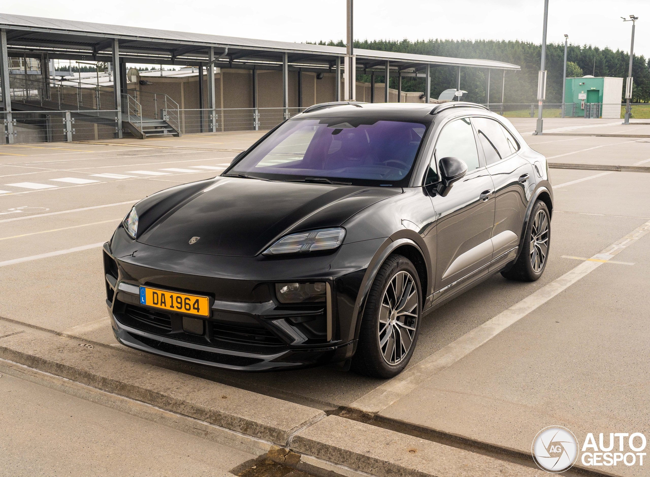 Porsche Macan EV Turbo