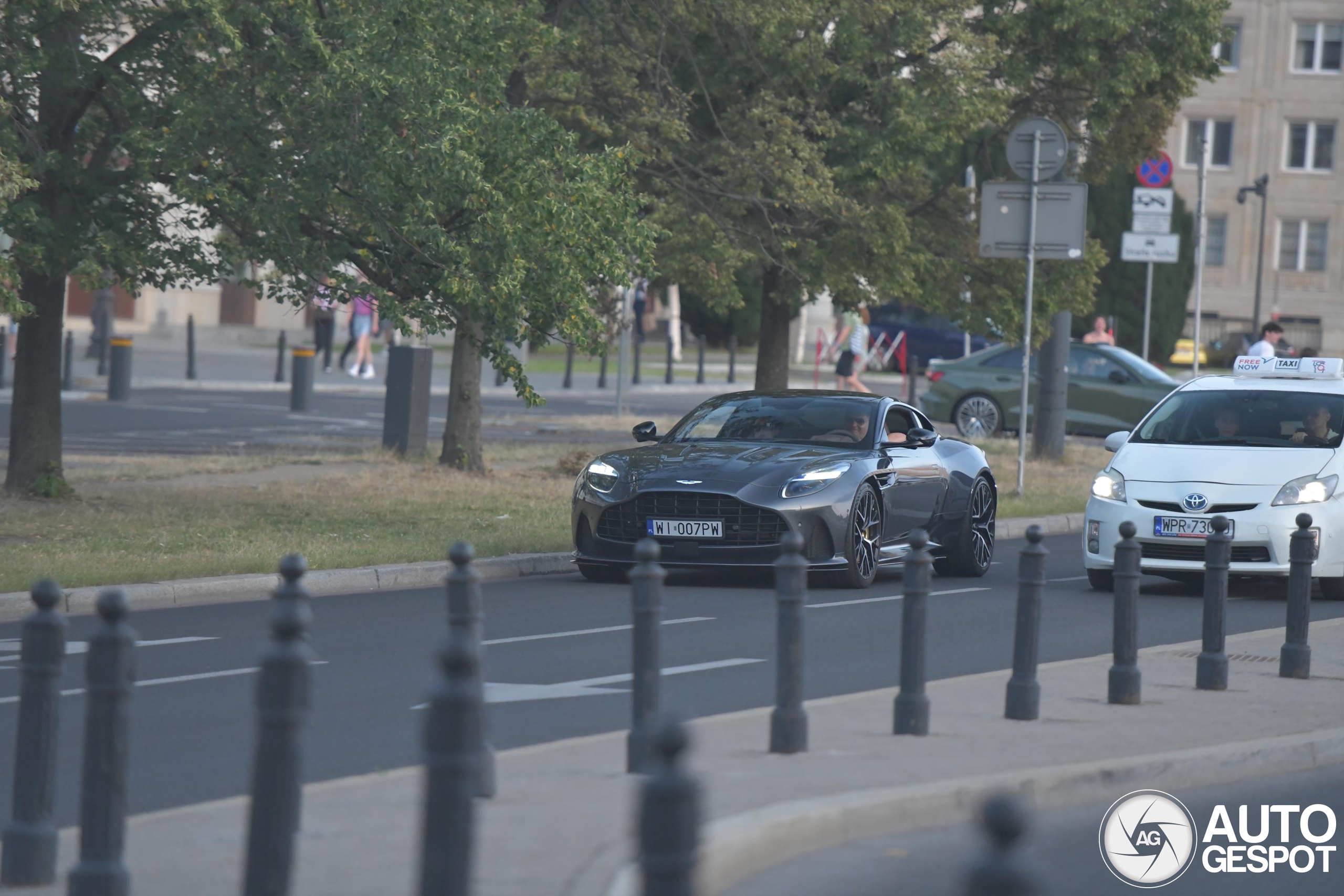 Aston Martin DB12