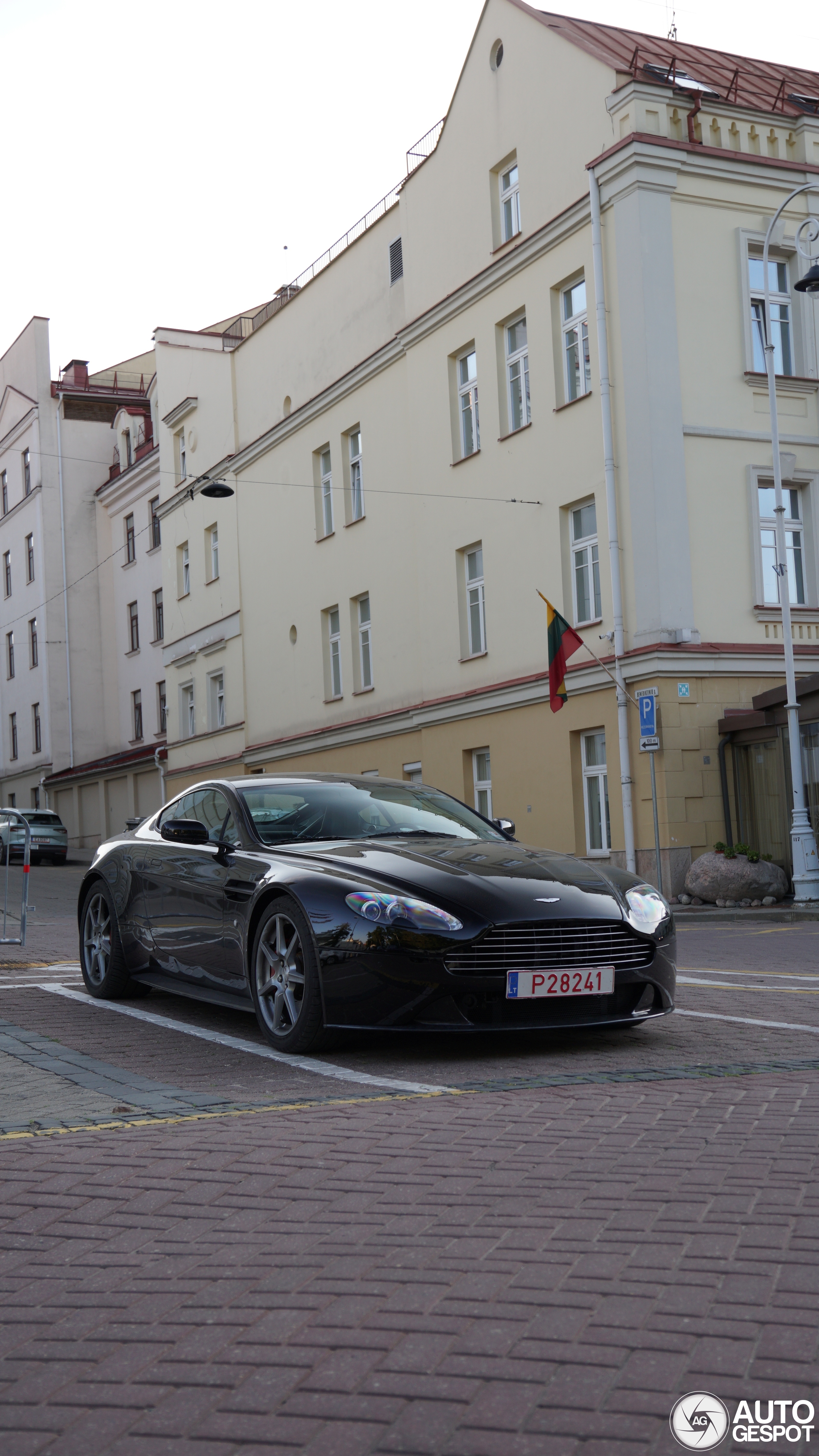 Aston Martin V8 Vantage 2012