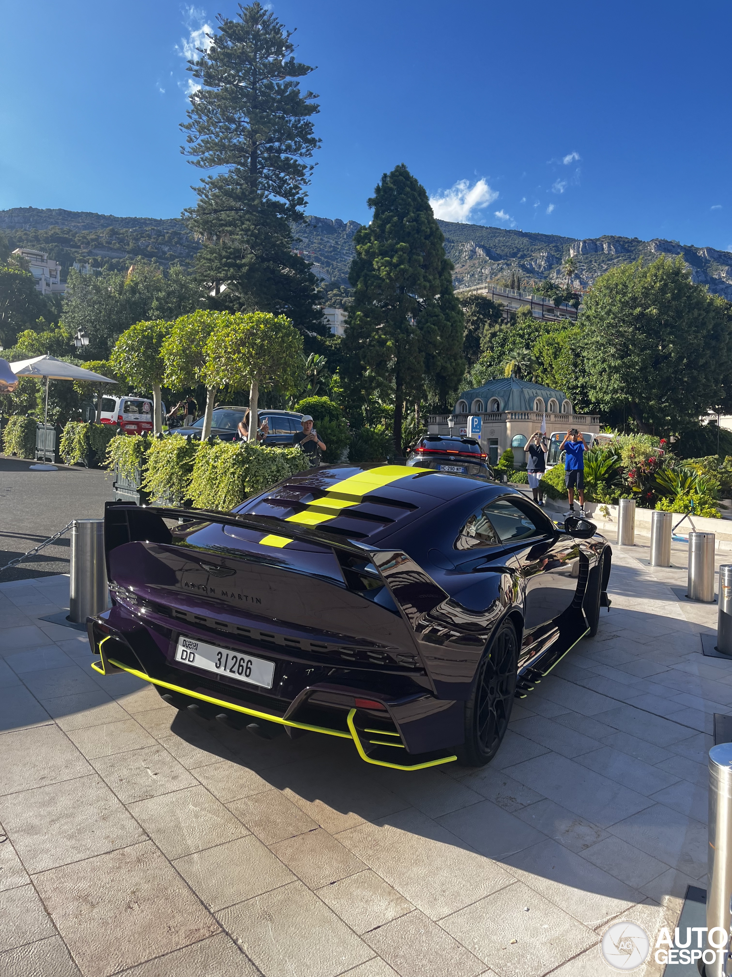 Waar anders dan Monaco laat deze Aston Martin zich zien