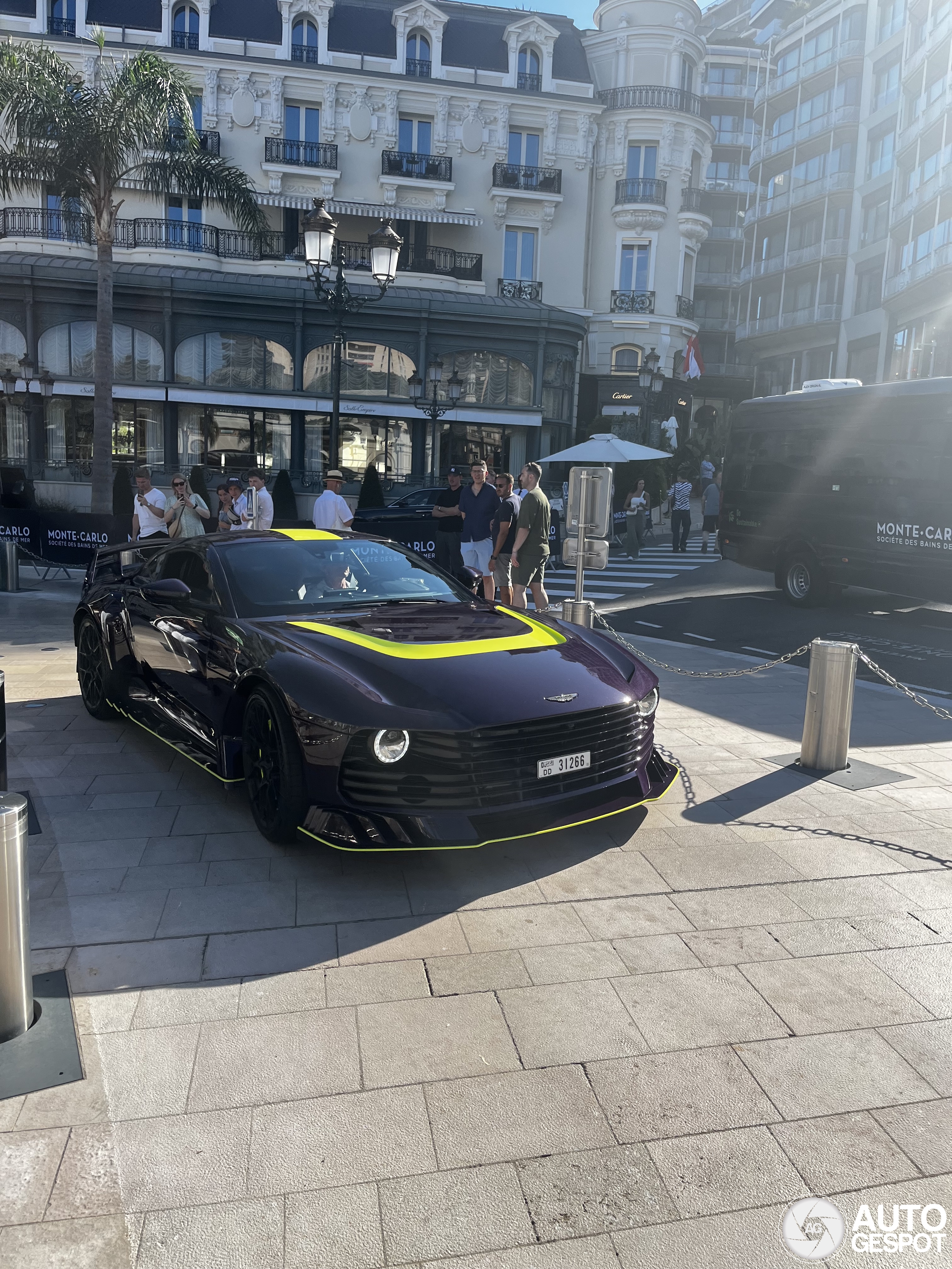 Waar anders dan Monaco laat deze Aston Martin zich zien