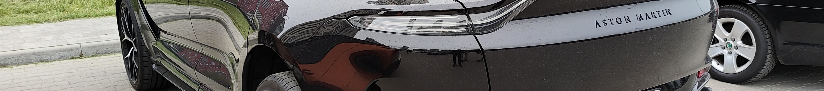 Aston Martin DBX707