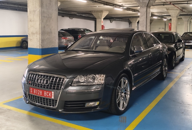 Audi S8 D3