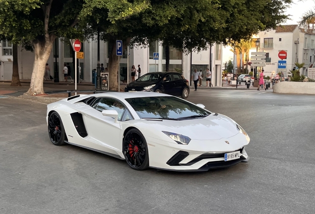Lamborghini Aventador S LP740-4