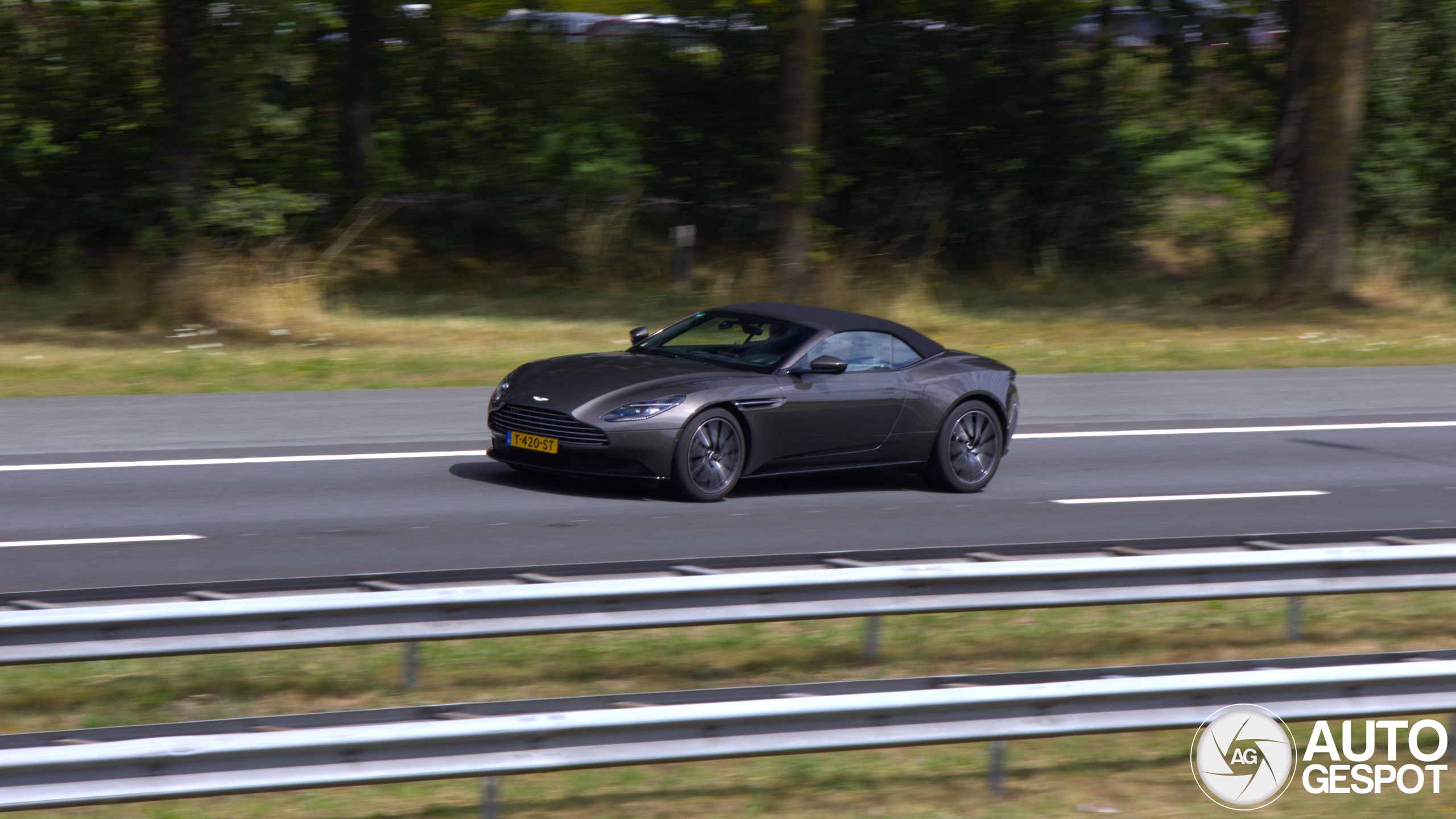 Aston Martin DB11 V8 Volante