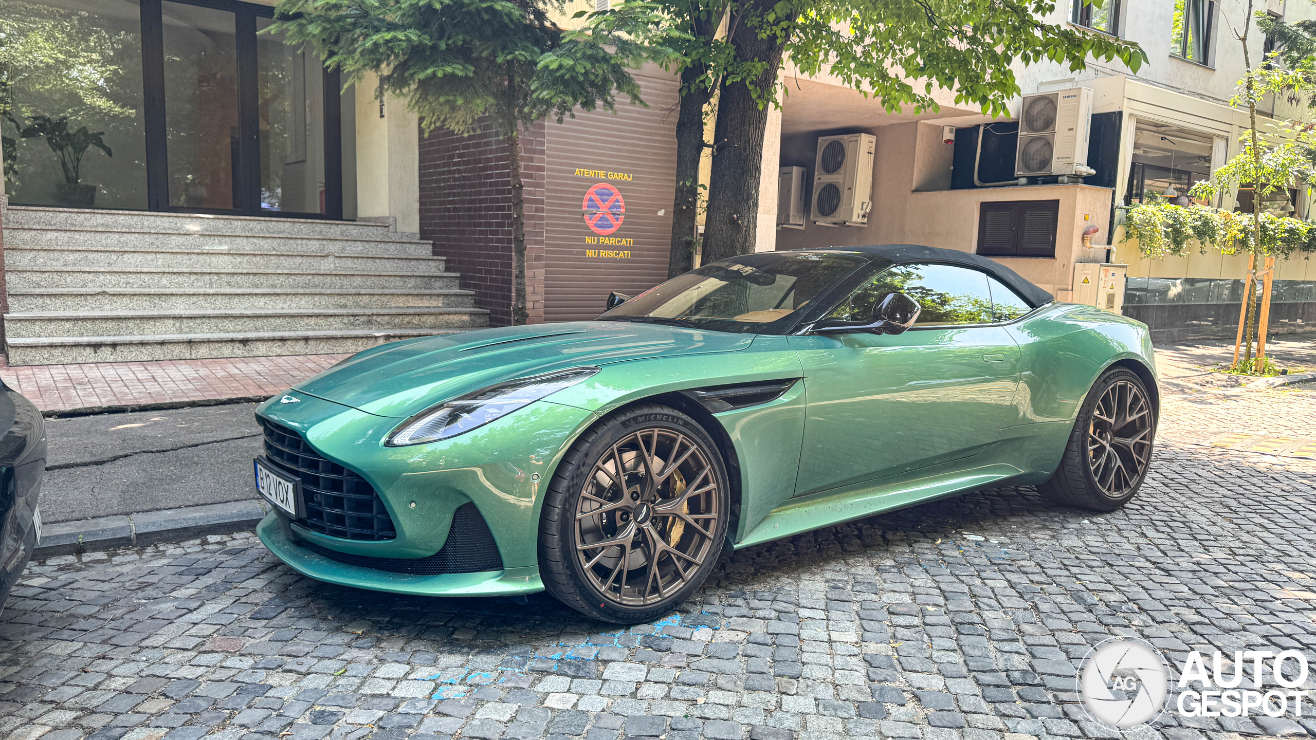 Aston Martin DB12 Volante