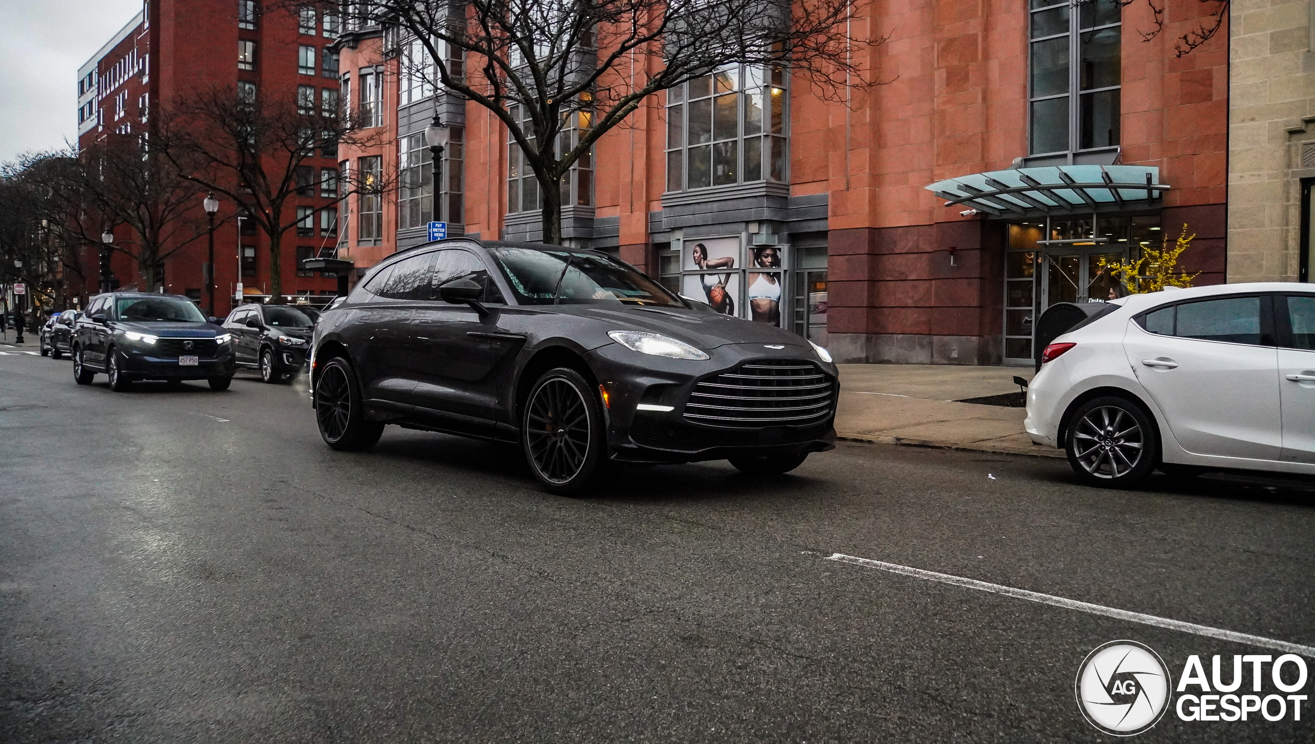 Aston Martin DBX707