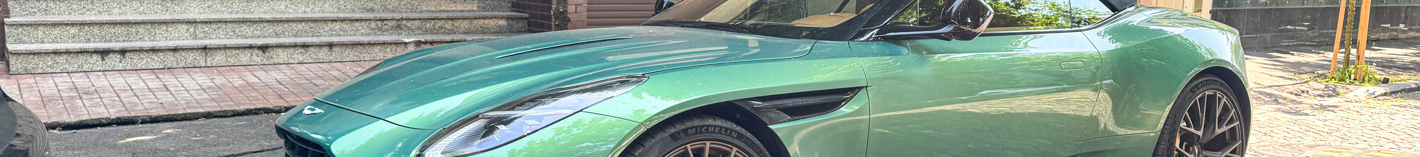 Aston Martin DB12 Volante