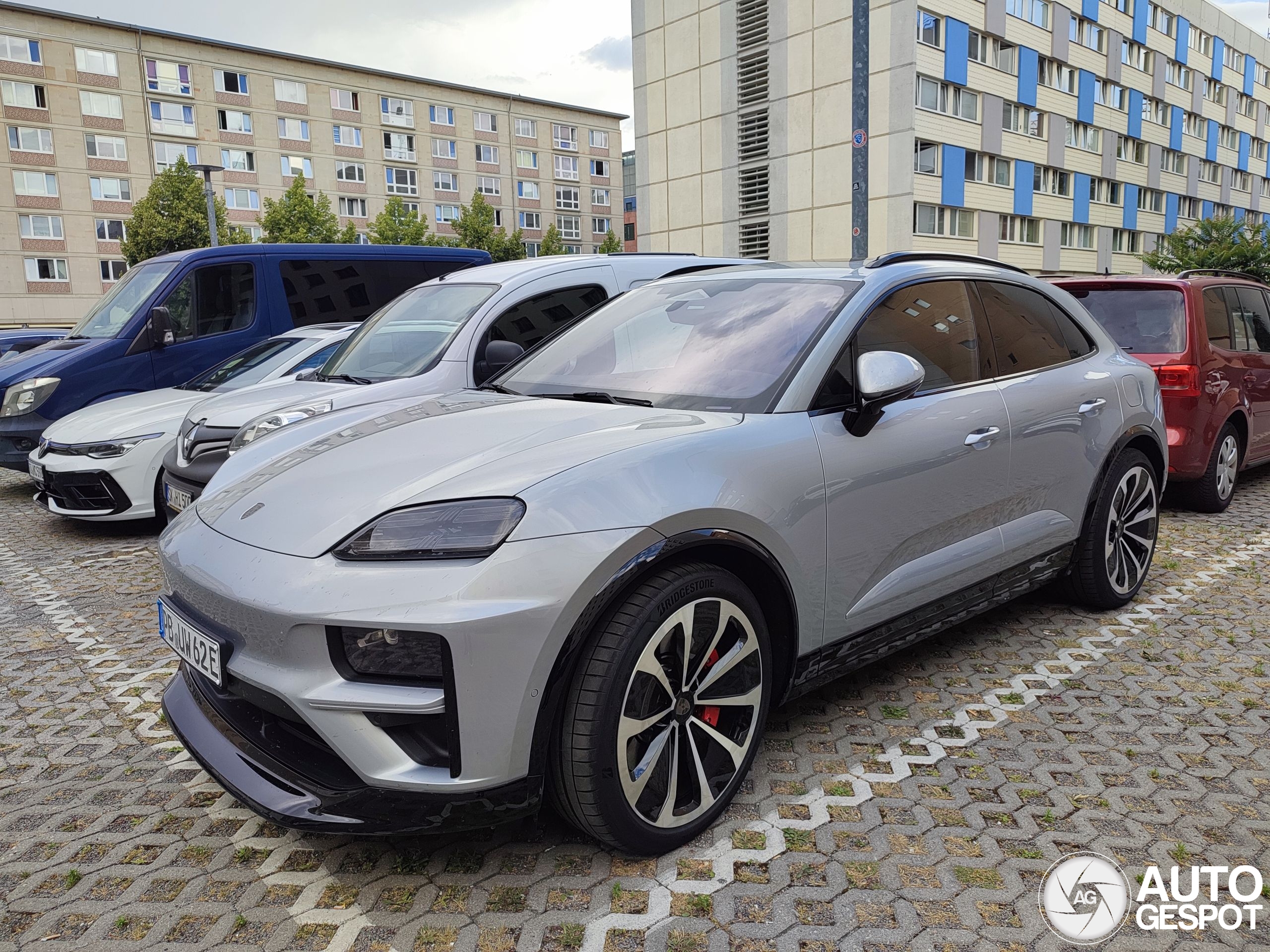 Porsche Macan EV Turbo