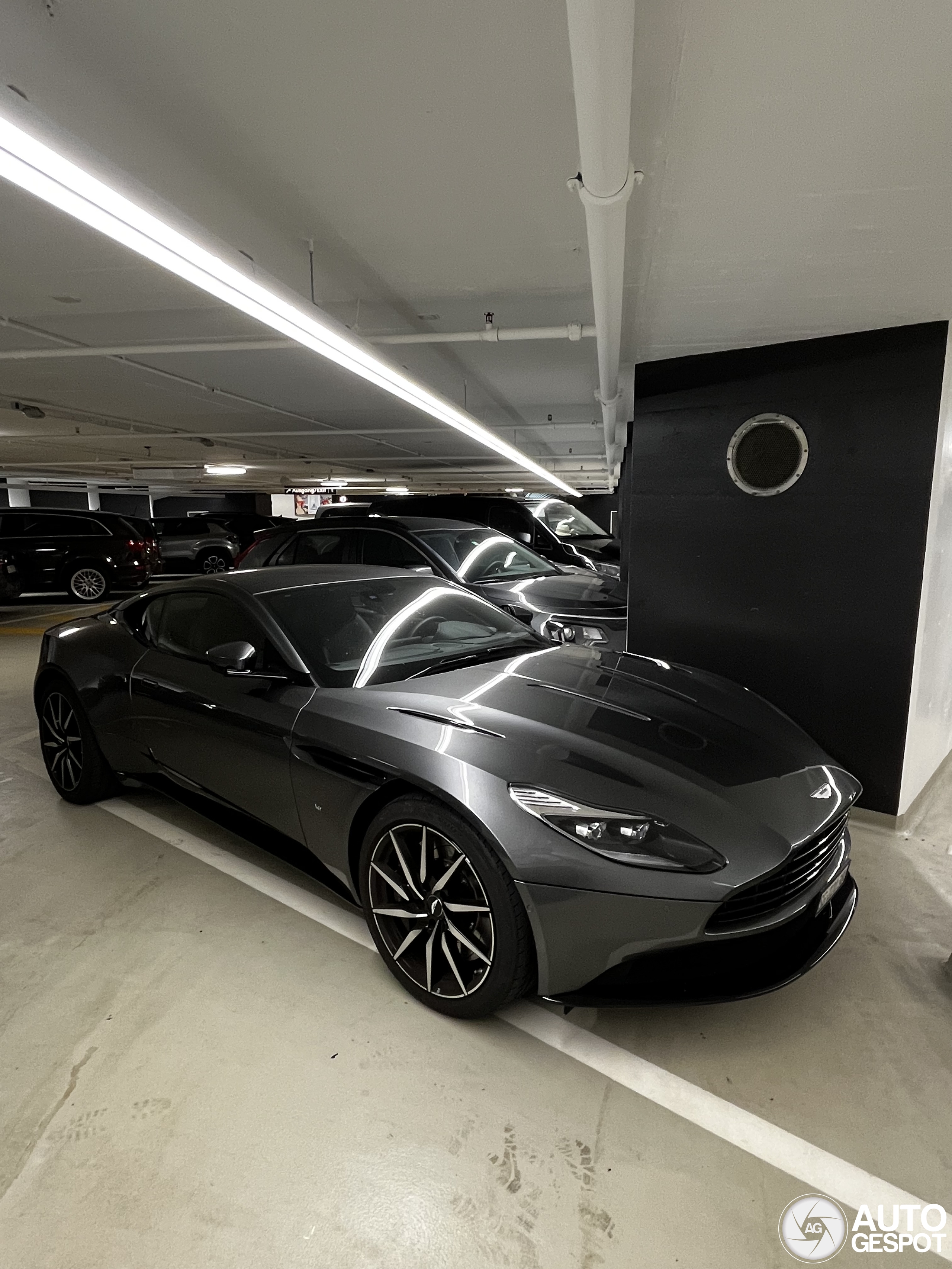 Aston Martin DB11