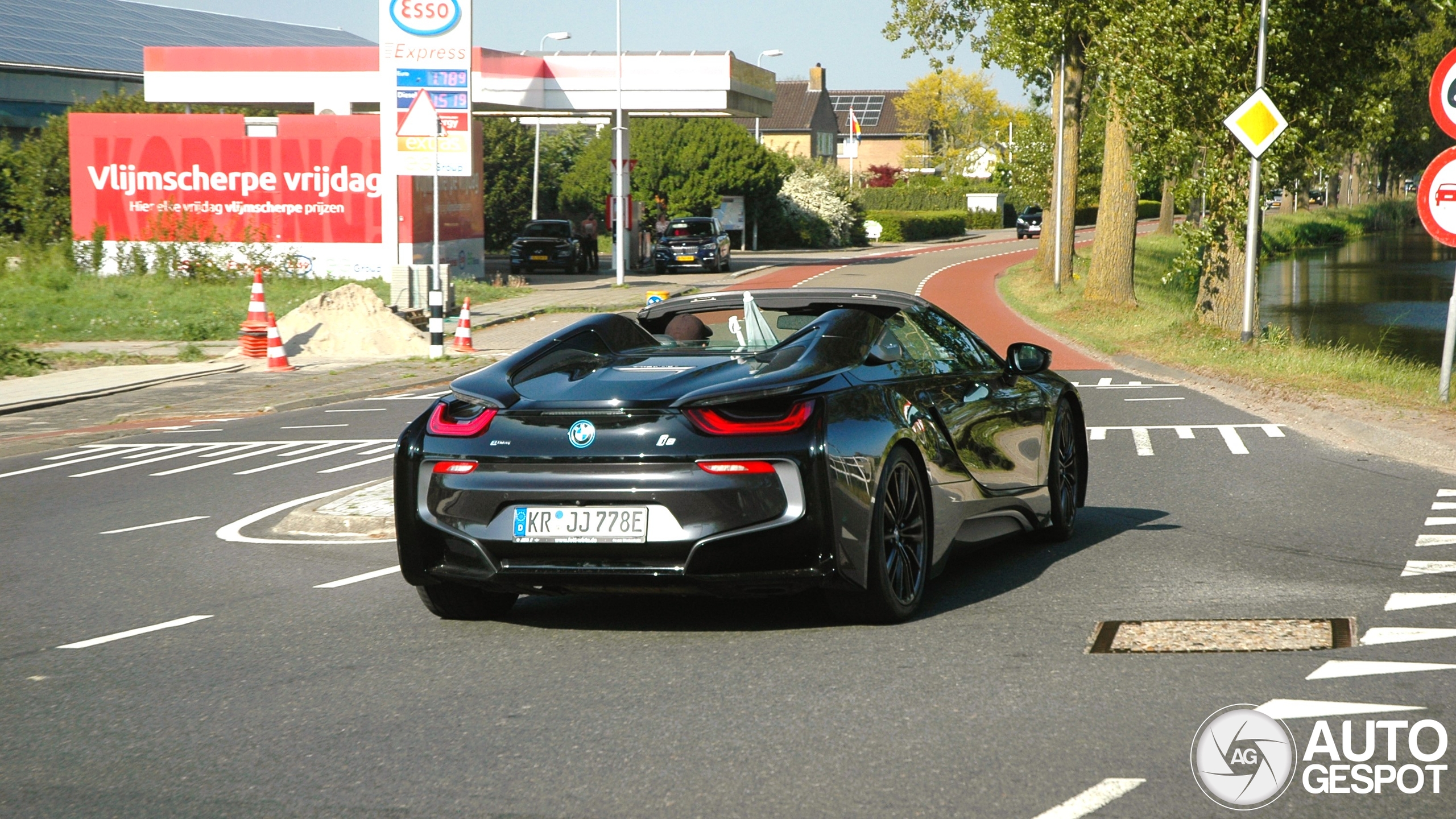 BMW i8 Roadster