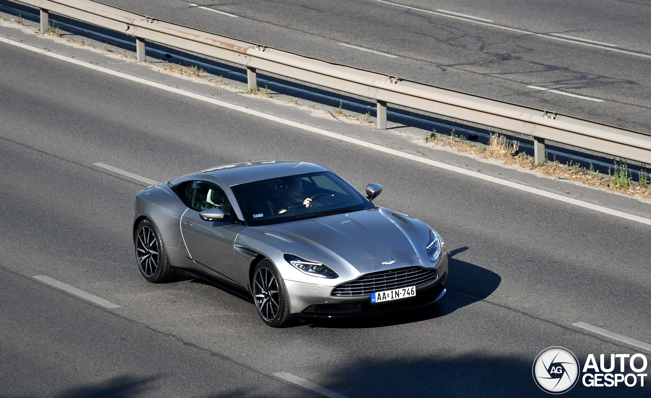 Aston Martin DB11 V8