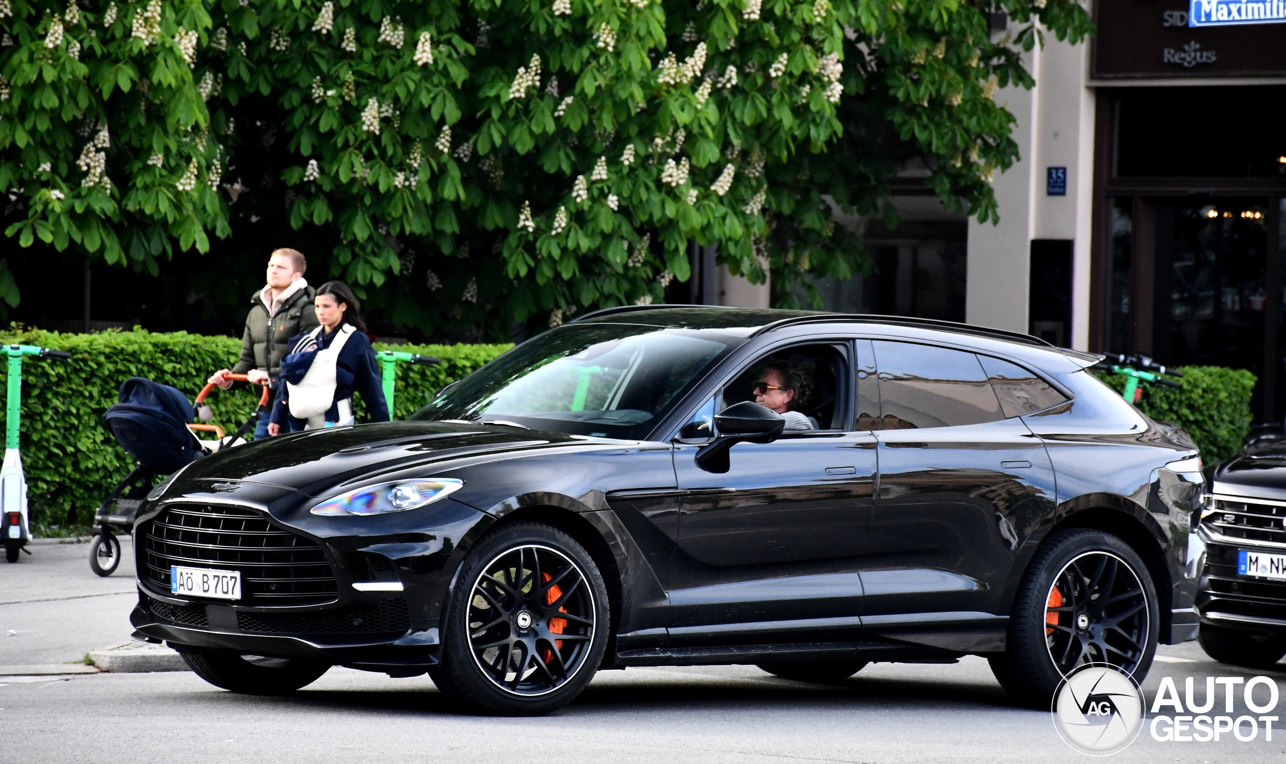 Aston Martin DBX707