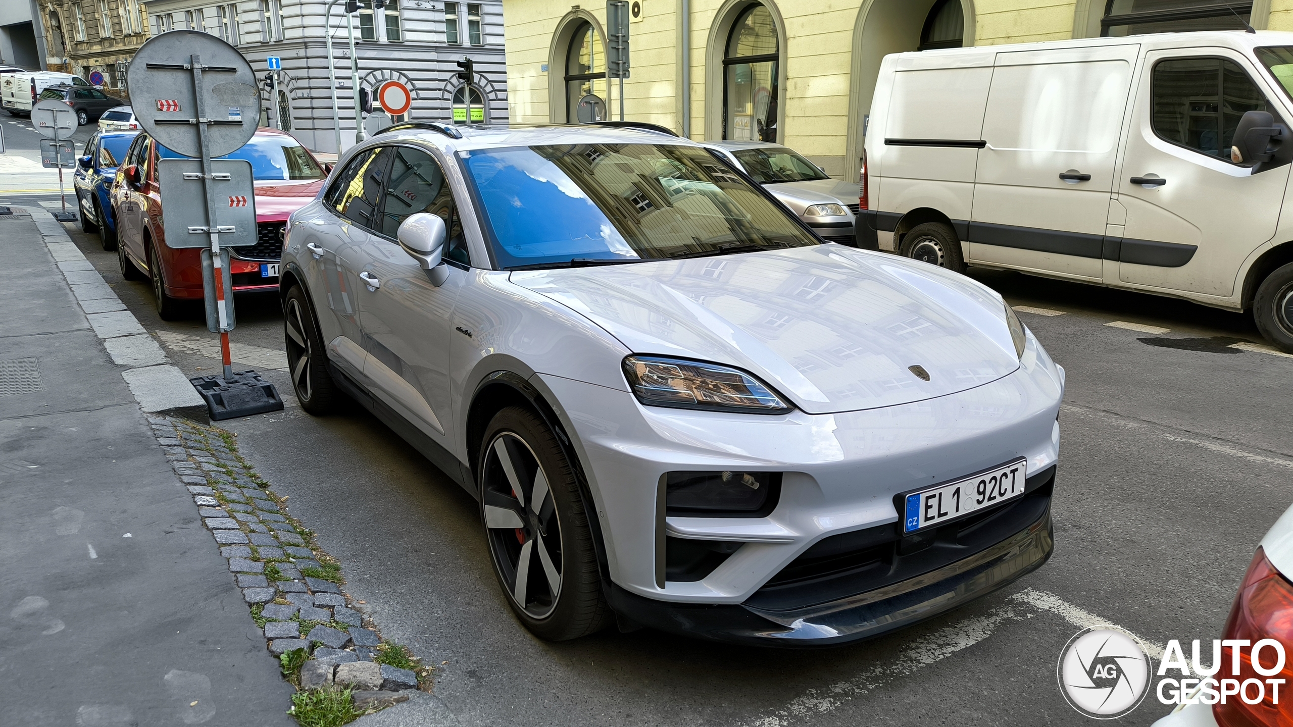 Porsche Macan EV Turbo