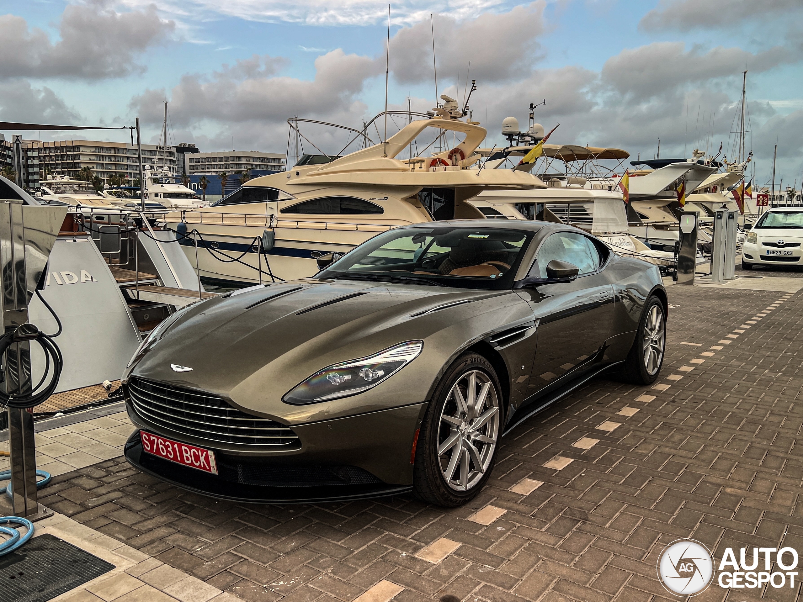 Aston Martin DB11