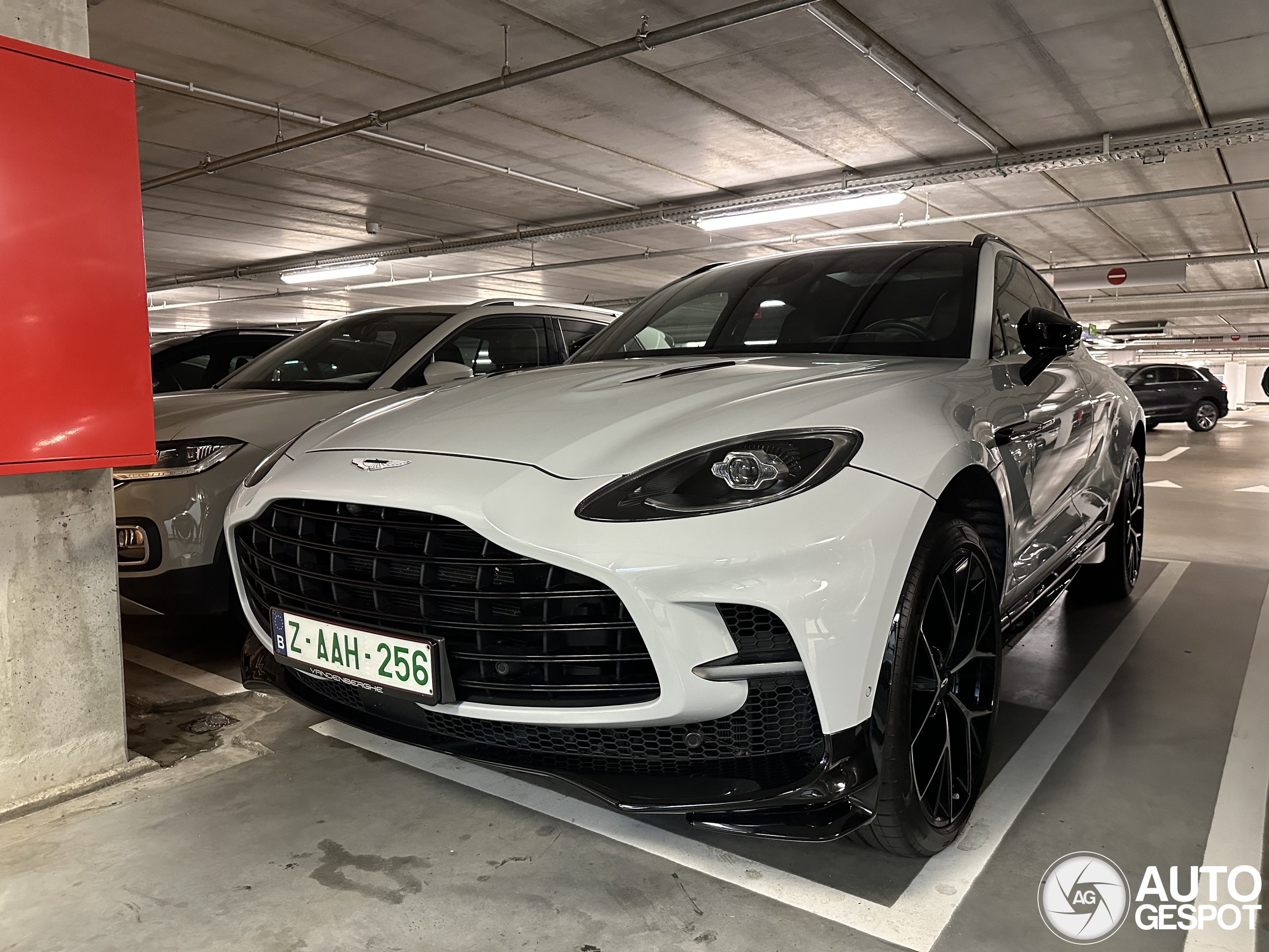 Aston Martin DBX707