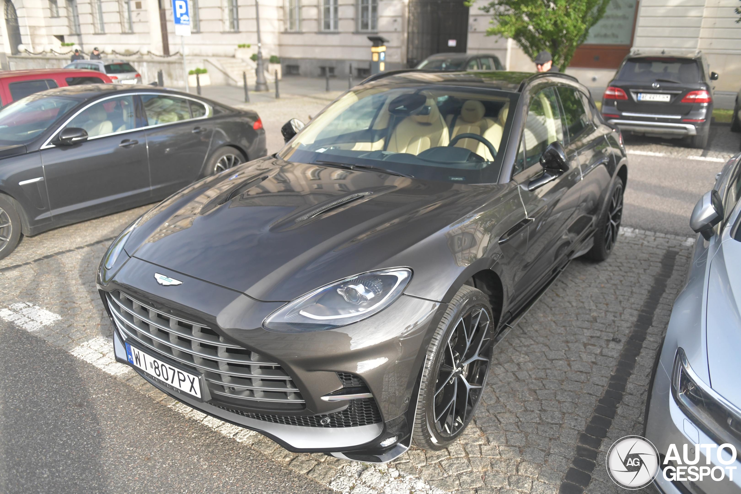 Aston Martin DBX707