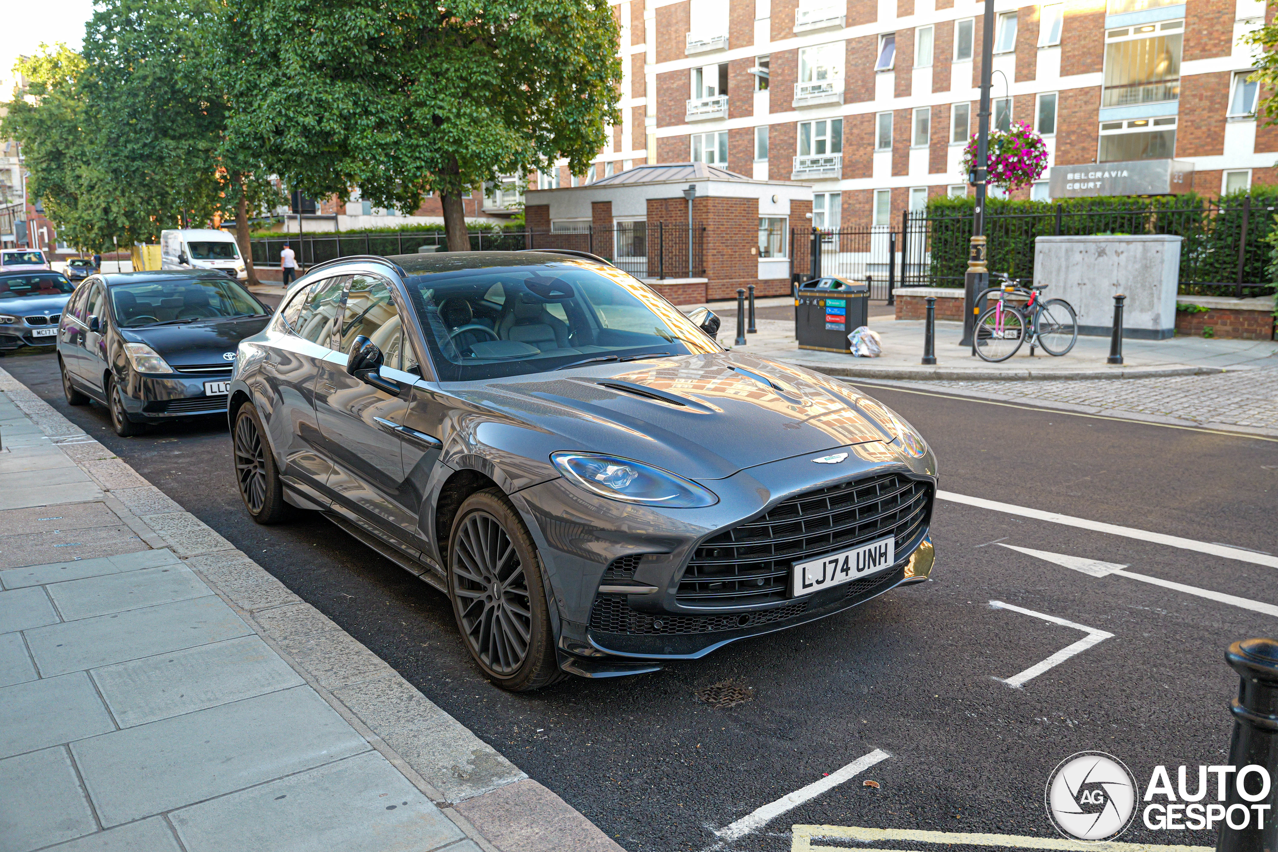 Aston Martin DBX707