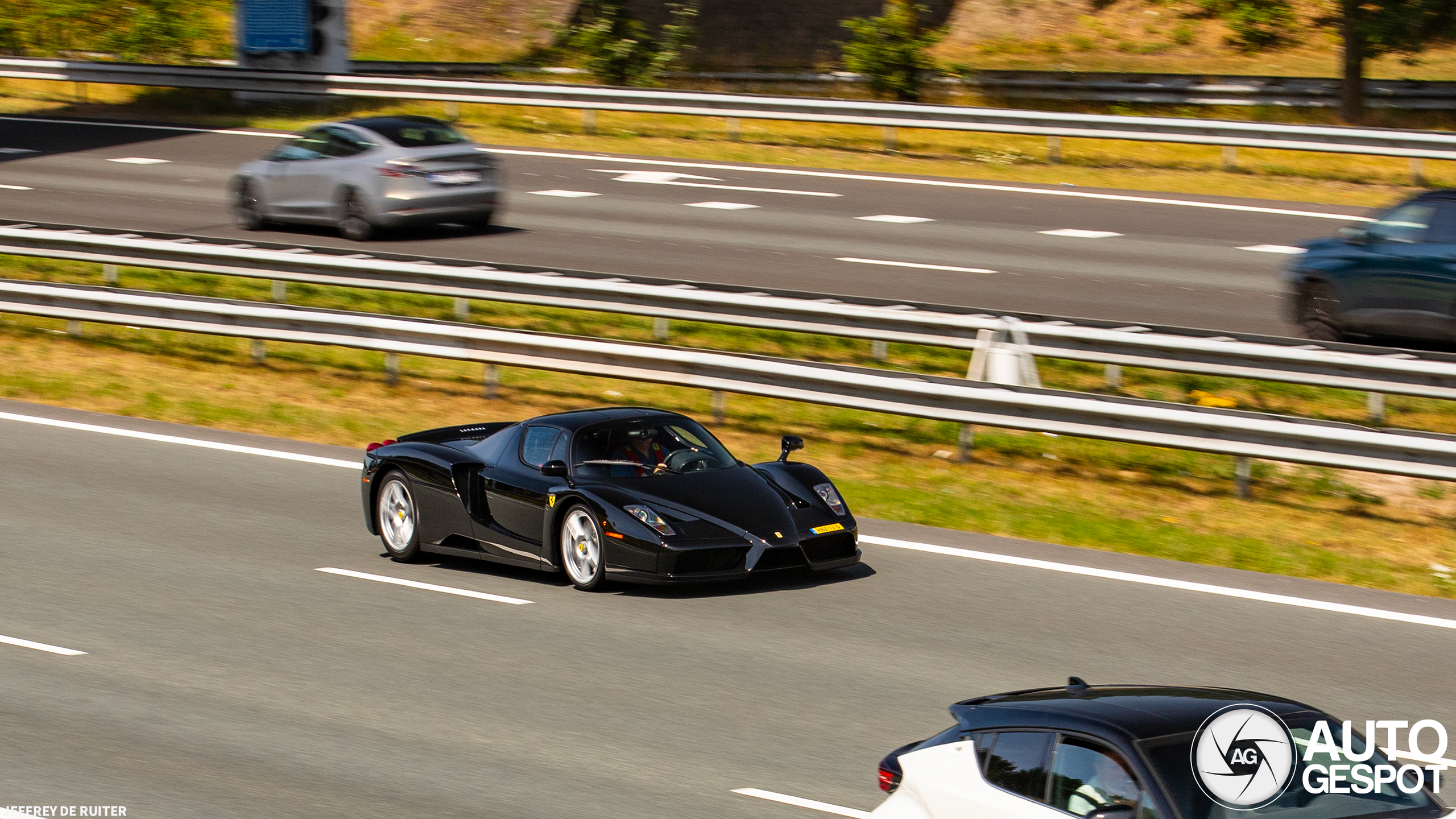 Zwarte Ferrari Enzo duikt op in Amersfoort: een moment om nooit te vergeten