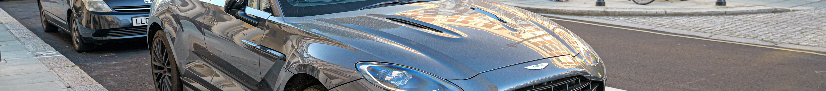 Aston Martin DBX707