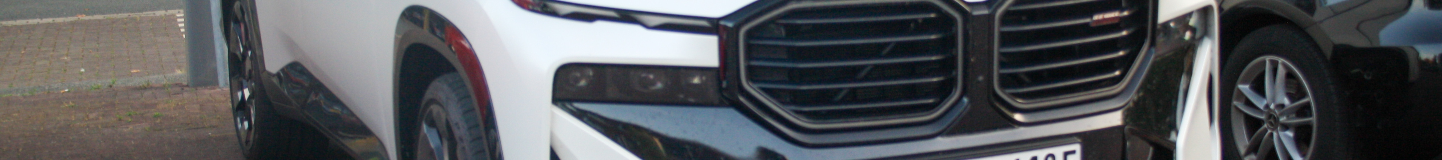 BMW XM G09 Label Red