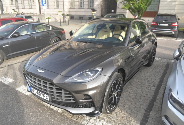 Aston Martin DBX707