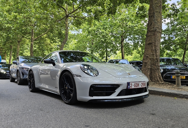 Porsche 992 Carrera 4 GTS