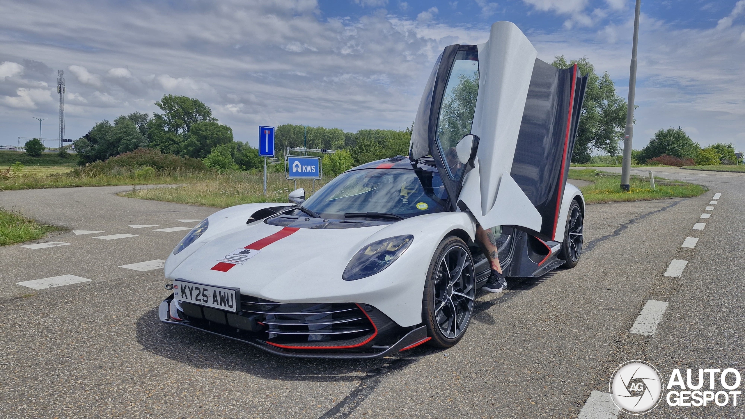 Aston Martin Valhalla
