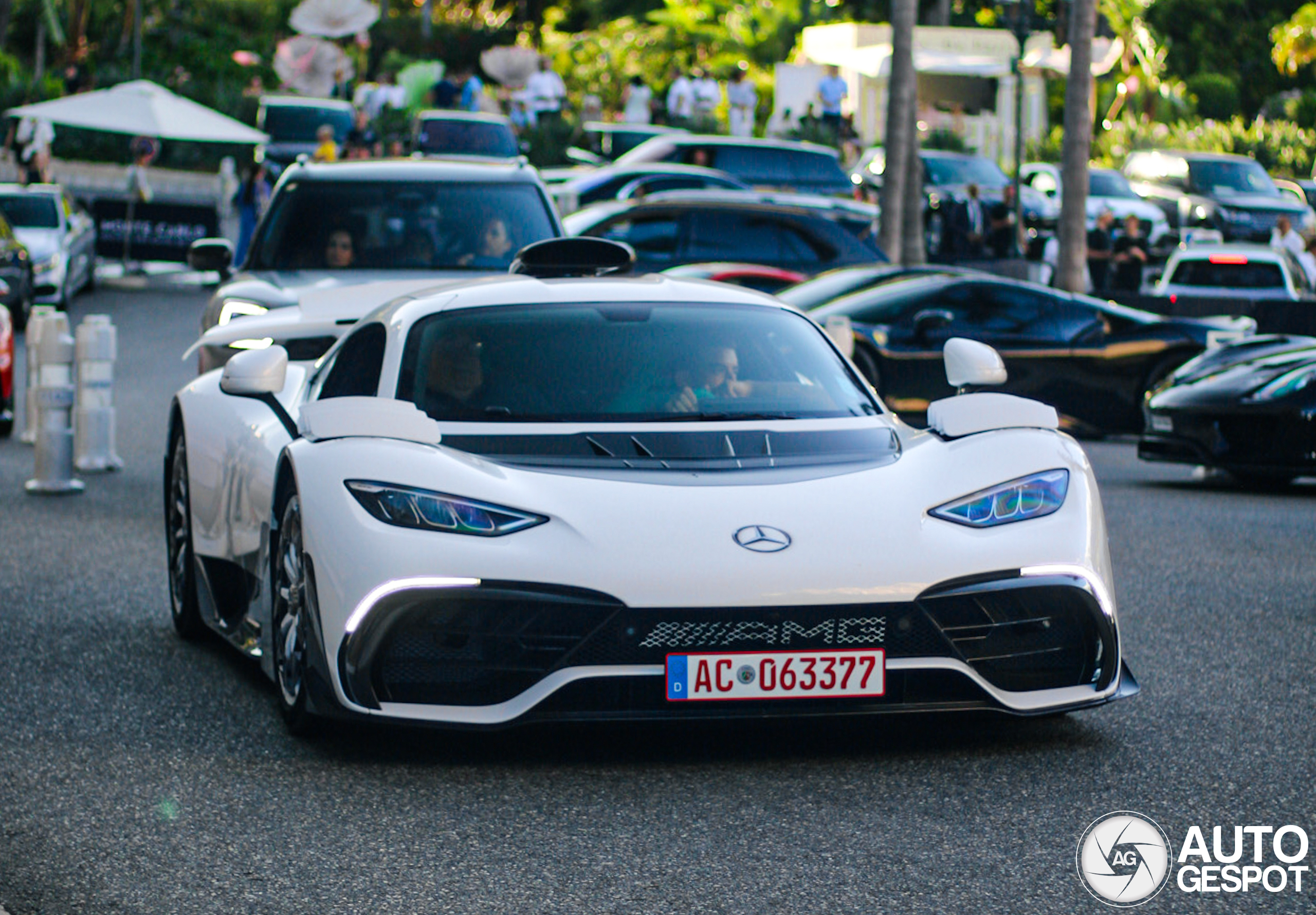 Een Formule 1-hart in Monaco: de Mercedes-AMG ONE in het wit