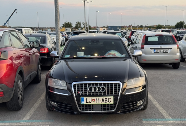 Audi S8 D3