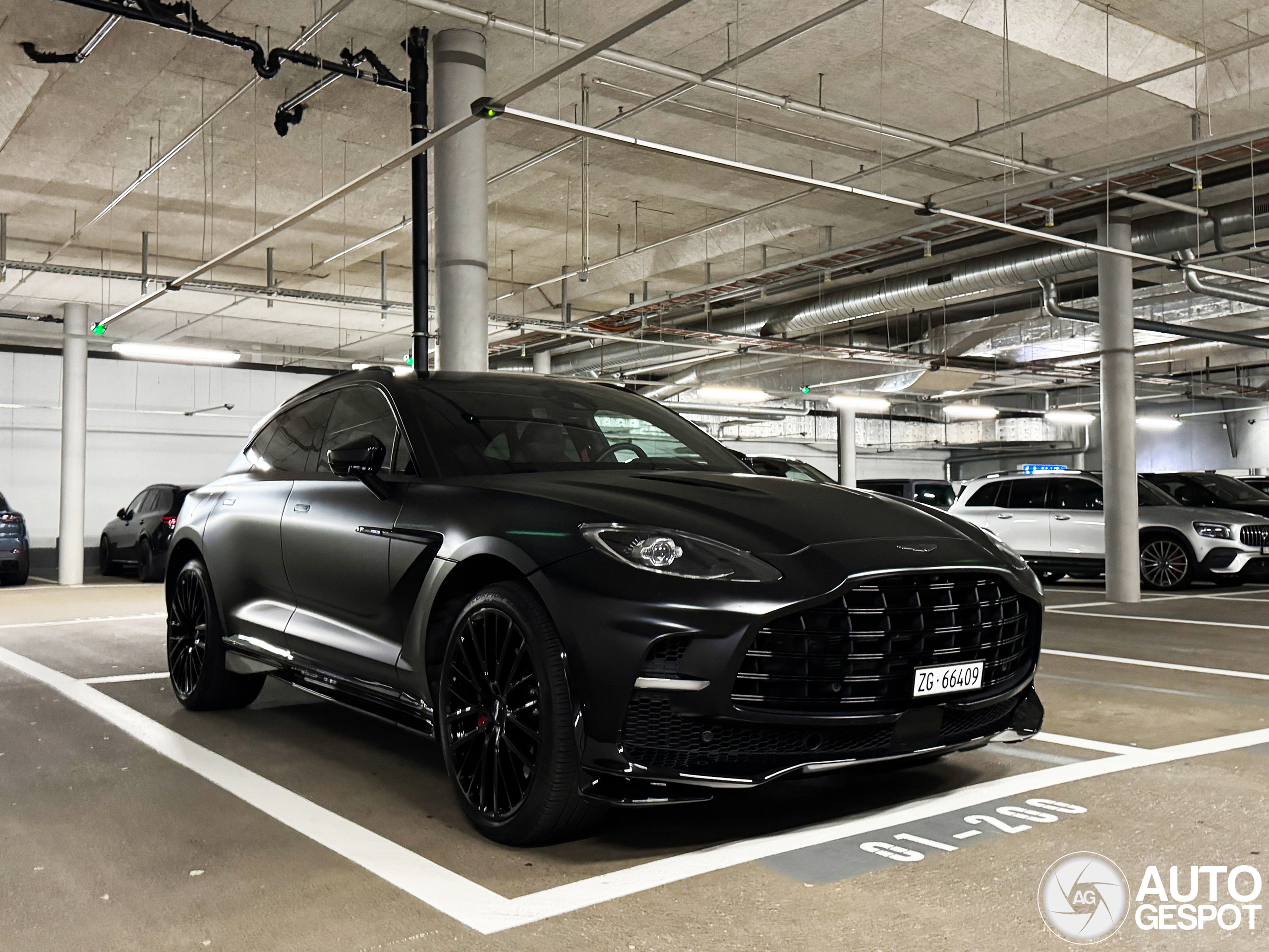 Aston Martin DBX707