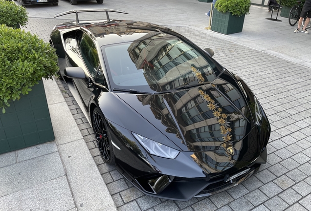 Lamborghini Huracán LP640-4 Performante
