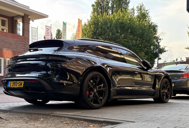 Porsche Taycan Turbo S Cross Turismo