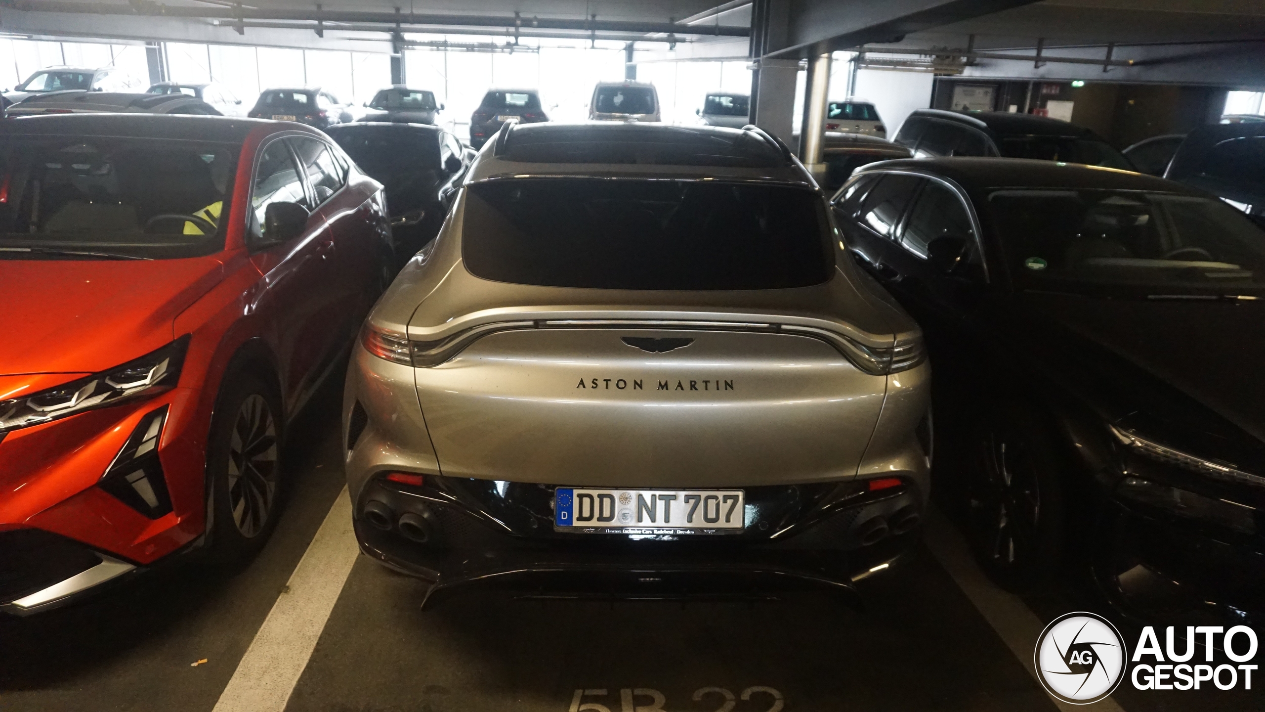 Aston Martin DBX707