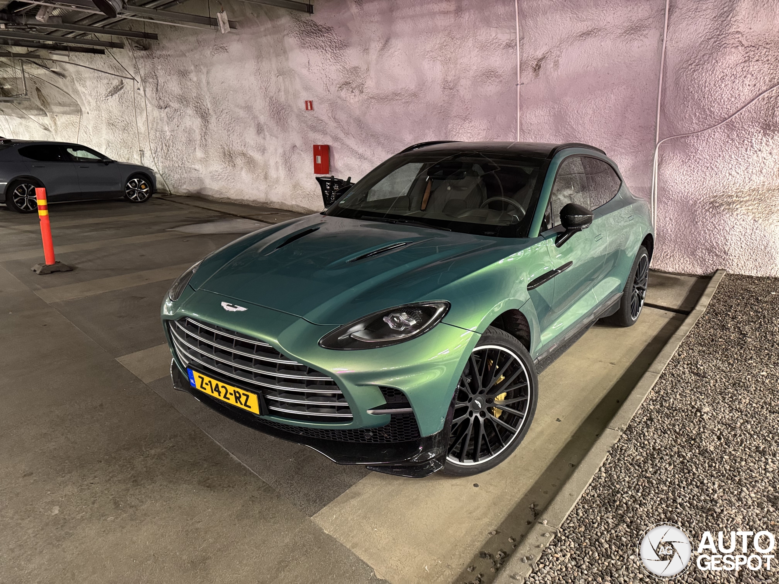 Aston Martin DBX707