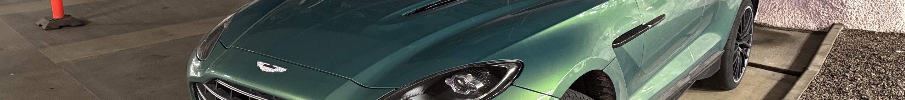 Aston Martin DBX707