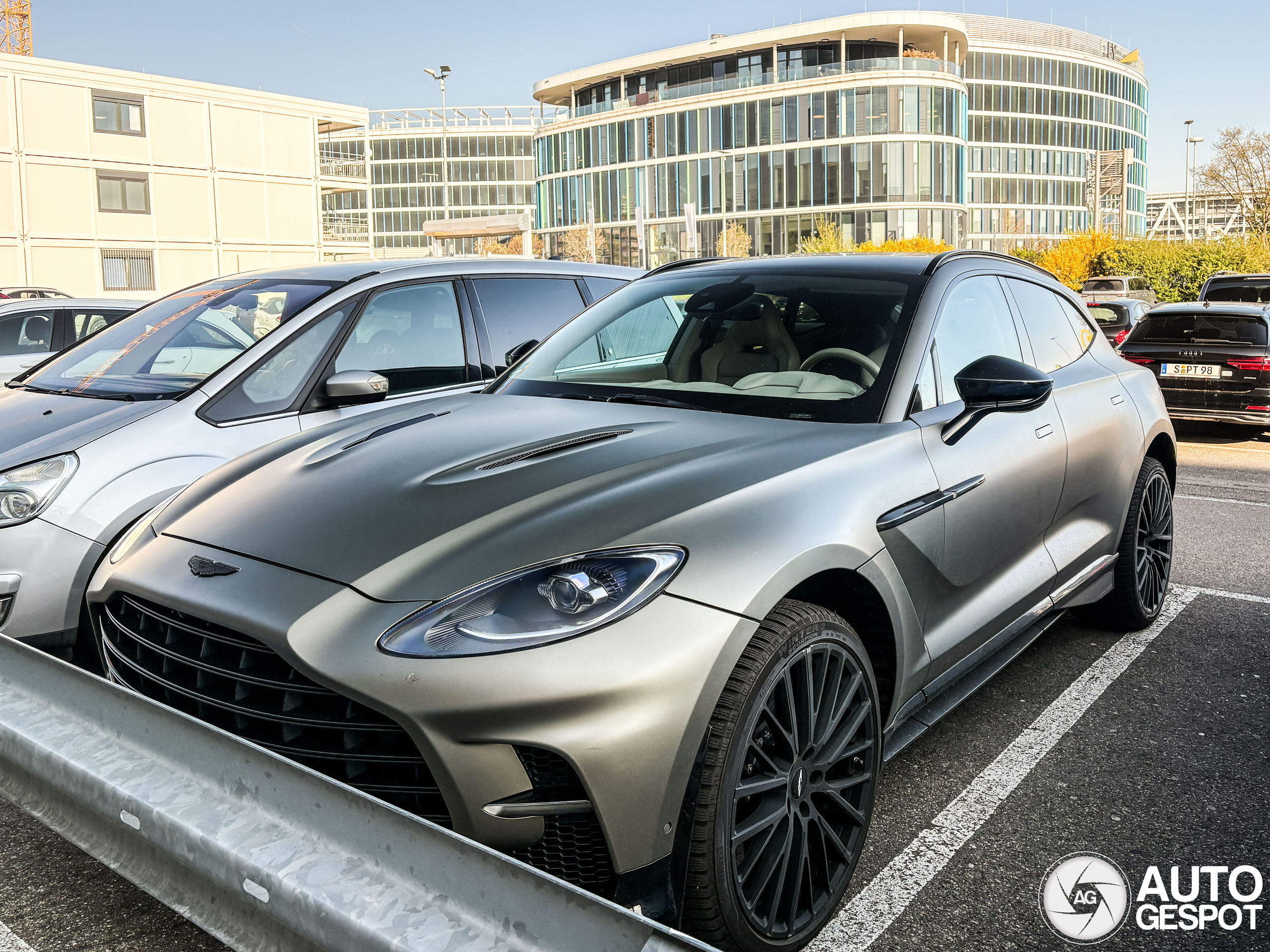 Aston Martin DBX707