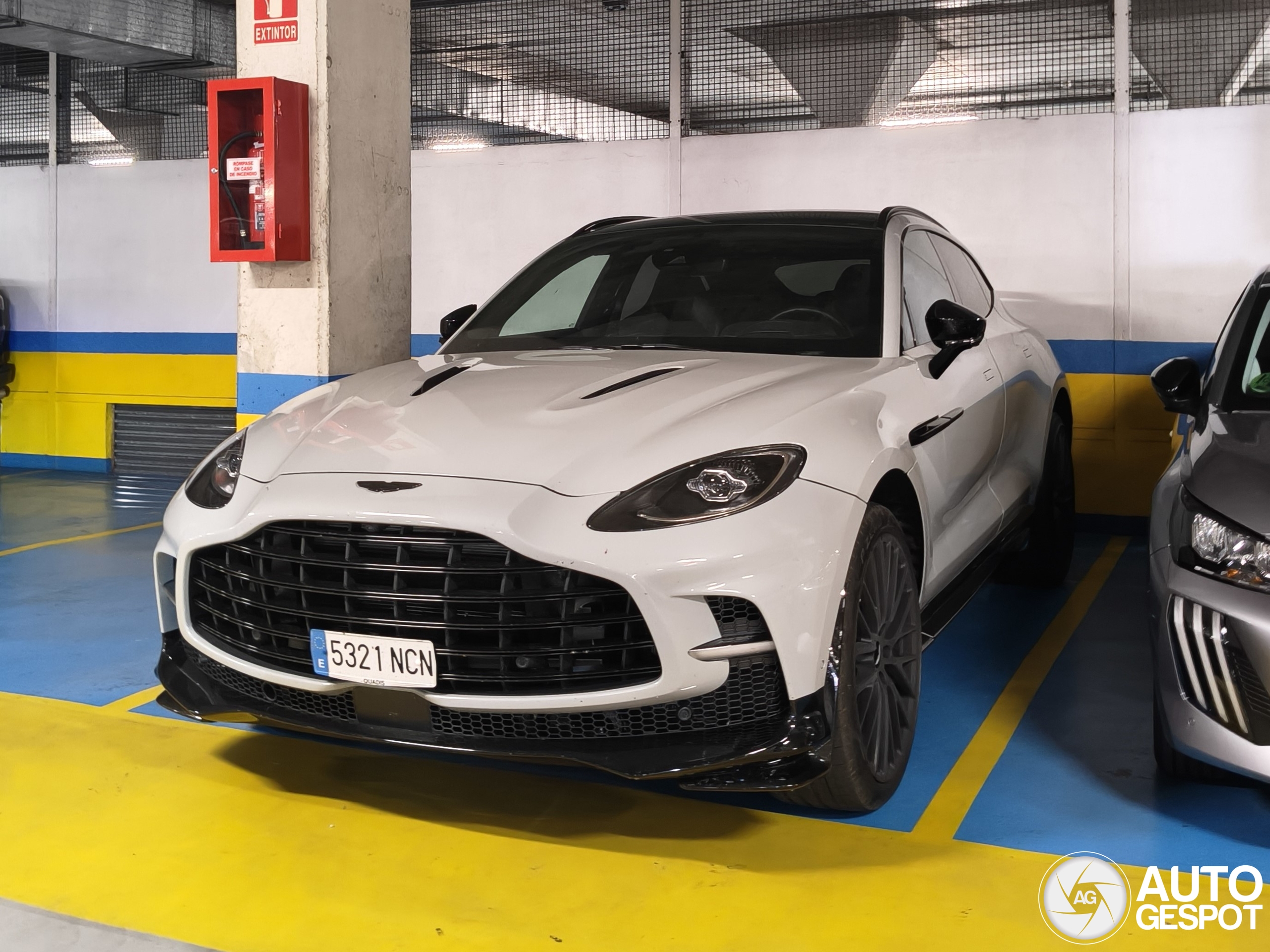 Aston Martin DBX707