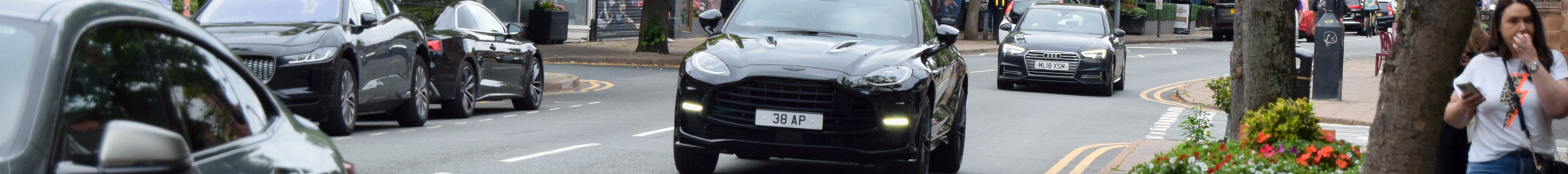 Aston Martin DBX707