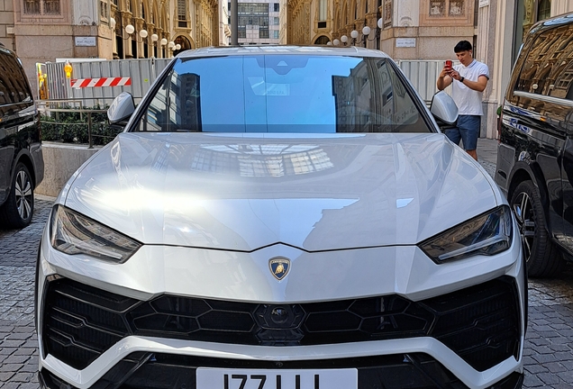 Lamborghini Urus Nero Design
