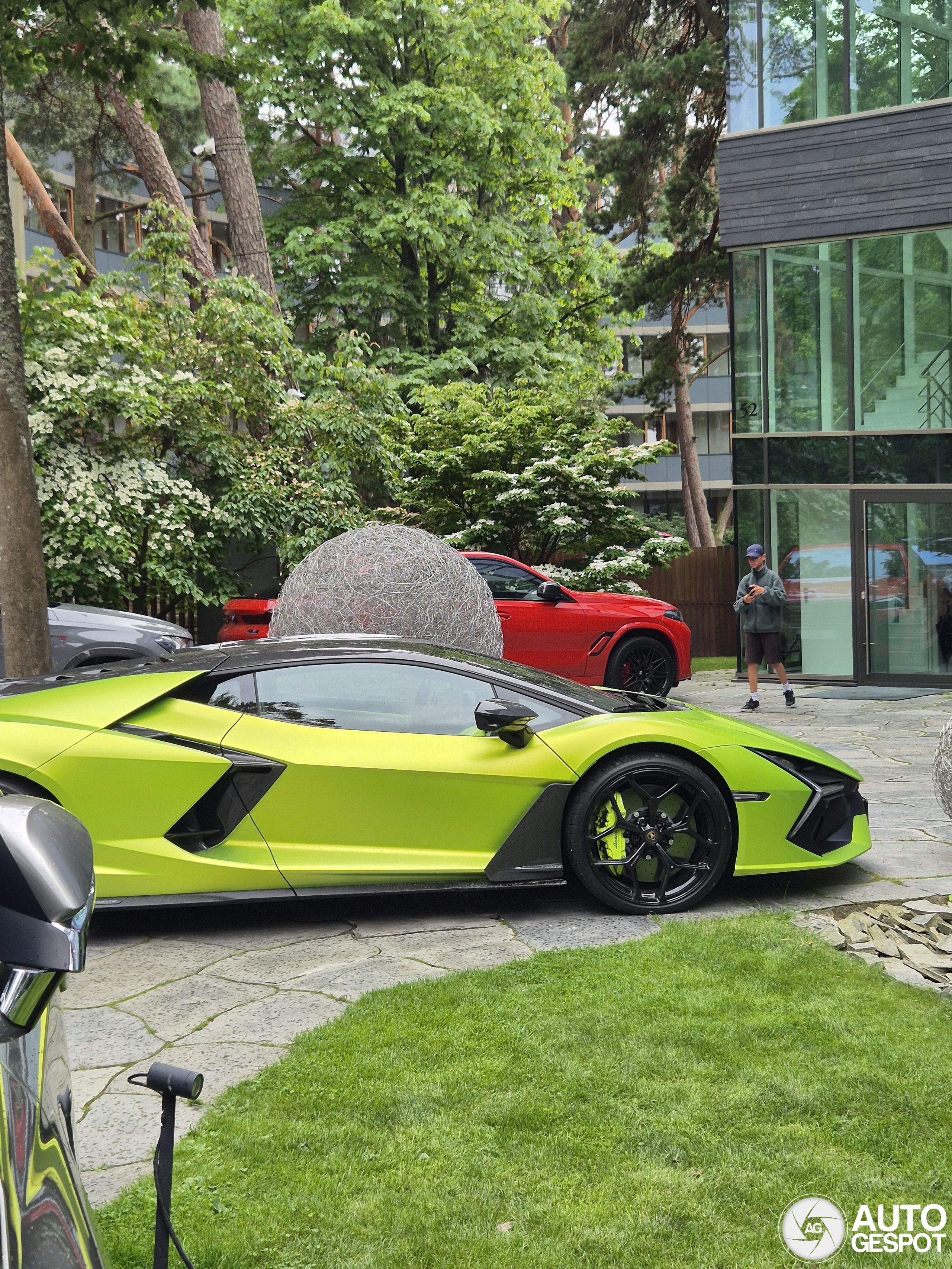 Lamborghini Revuelto