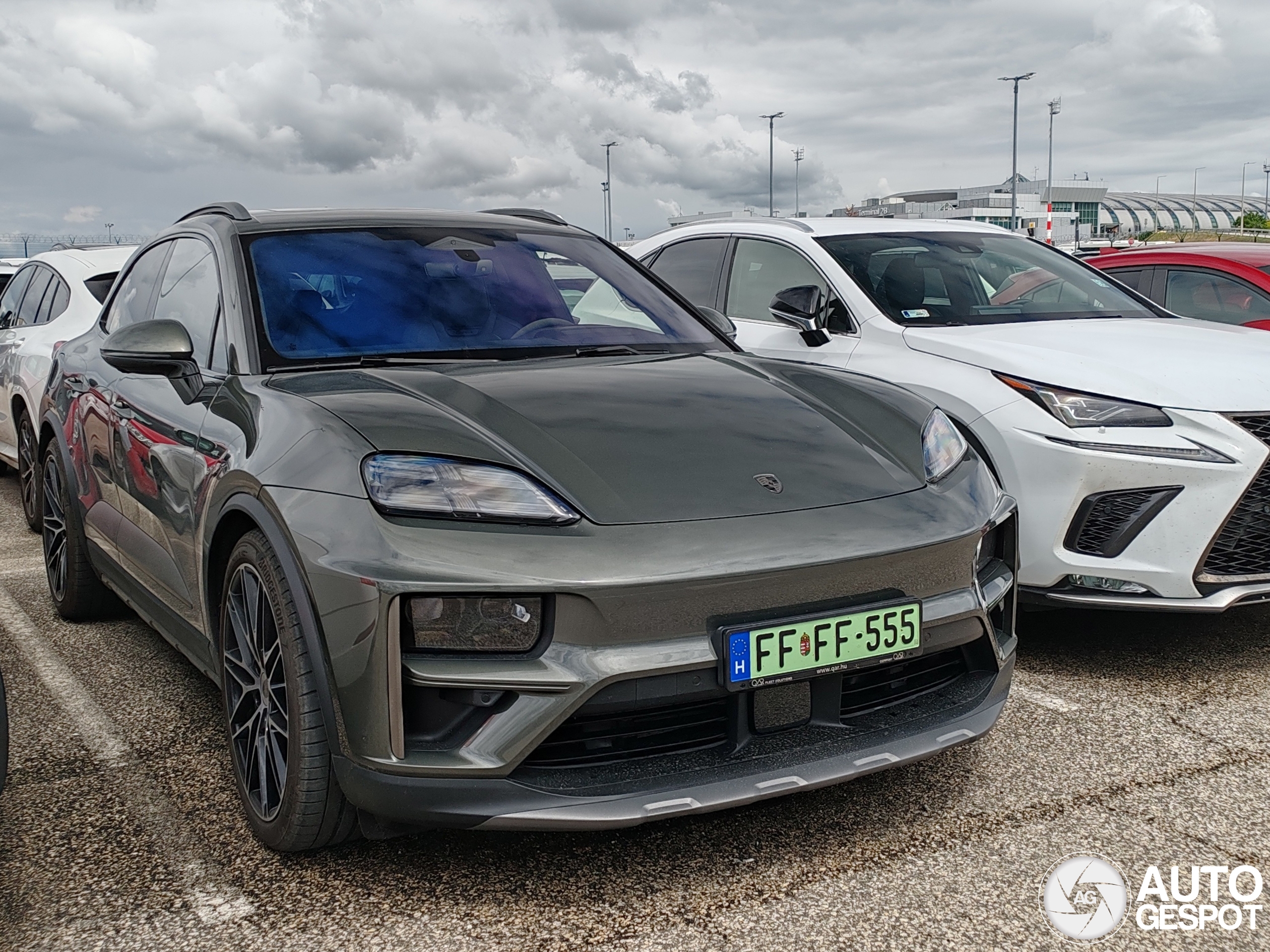 Porsche Macan EV Turbo
