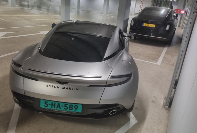 Aston Martin DB12